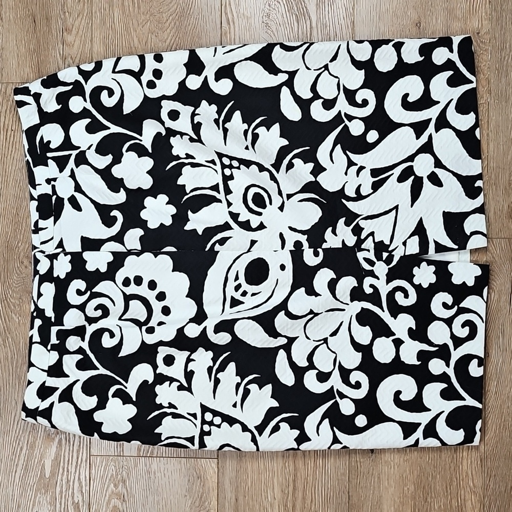 Talbots Textured Cotton Black & White Bold Floral Print Knee Length Pencil Skirt - Picture 5 of 14